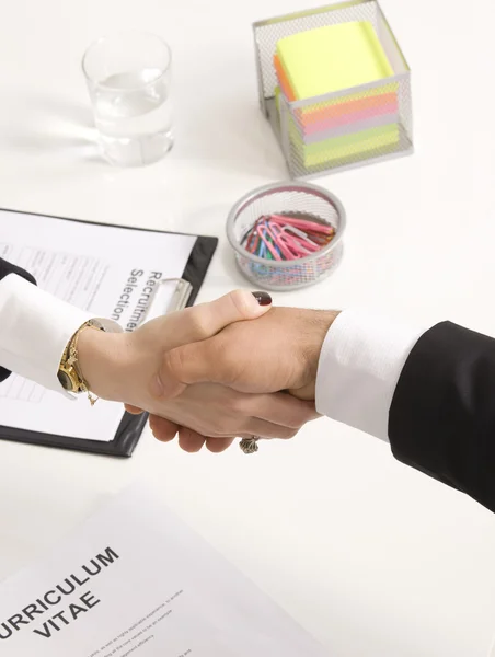 Donna che stringe la mano al manager al colloquio di lavoro primo piano — Foto Stock