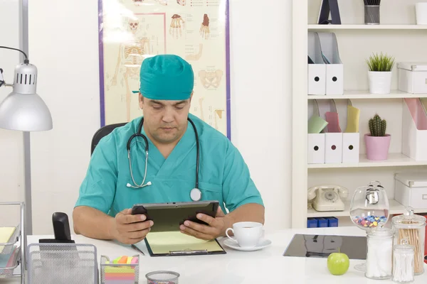 Médico trabalhando em um tablet digital — Fotografia de Stock