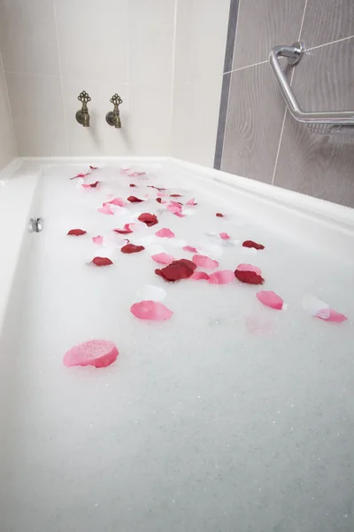 Agua de baño con pétalos de rosa — Foto de Stock