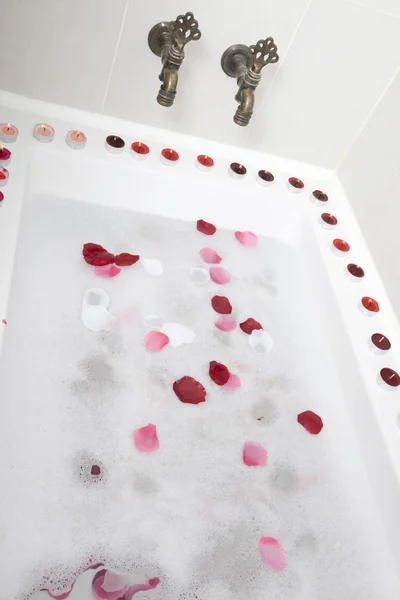 Bath water with rose petals — Stock Photo, Image