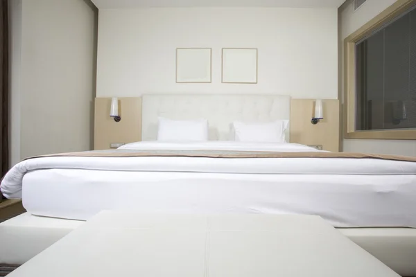 Łóżko King size w luksusowym hotelu — Zdjęcie stockowe