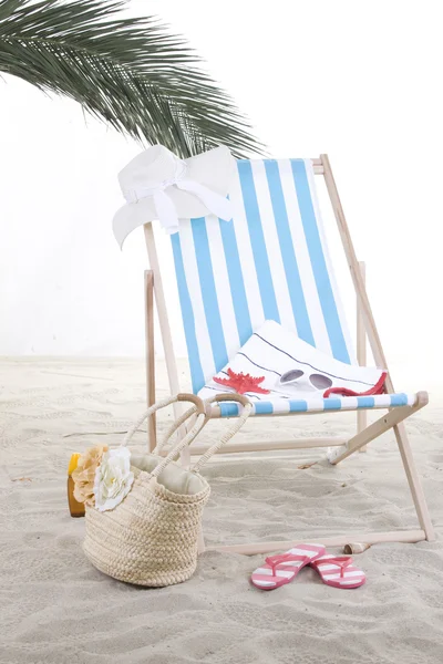 Krzesło plażowe w piasku — Zdjęcie stockowe