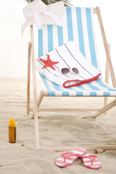 Cadeira de praia na areia — Fotografia de Stock