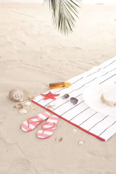 Itens de praia na areia para férias de verão divertidas — Fotografia de Stock