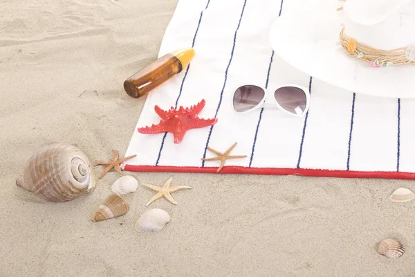 Artículos de playa en la arena para divertirse vacaciones de verano —  Fotos de Stock