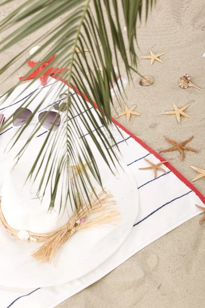 Pláž položky na písku pro zábavné letní dovolená — Stock fotografie