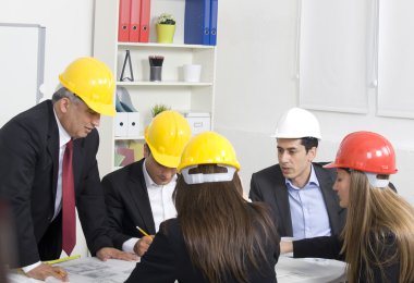 office inşaat projesi üzerinde çalışan mimarlar