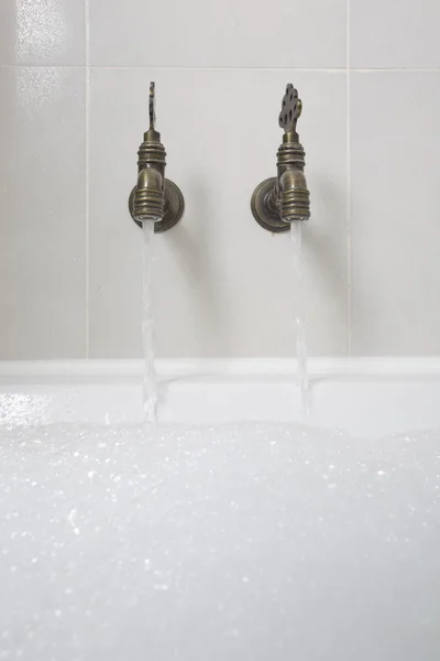 Une salle de bain à l'ancienne avec baignoire — Photo