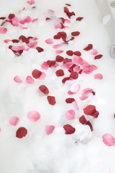 Bath water with rose petals — Stock Photo, Image