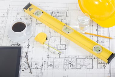 Masada çizimler olan araçlar ve kağıtlar