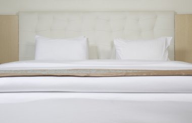 bir lüks otel odasında kral boy yatak