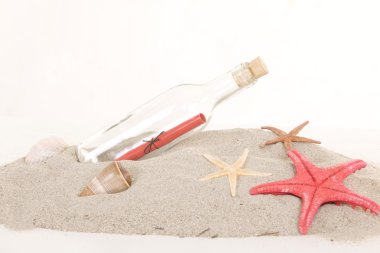 not etmek içinde kum, beyaz zemin üzerine cam şişe