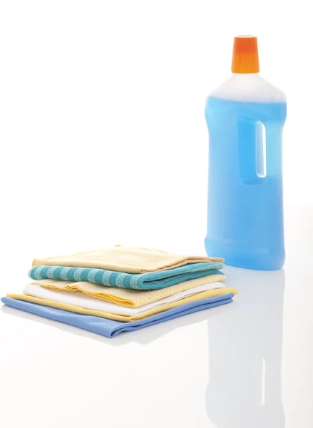 Čistící prachovky s lahví čistící kapalina na bílém pozadí — Stock fotografie