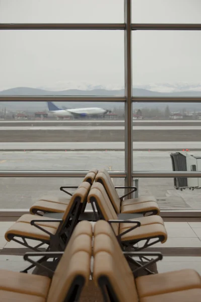Sala de espera con asientos en el aeropuerto — Foto de Stock