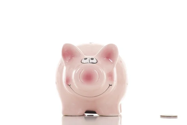 Besparingen - piggy bank en hand met munt — Stockfoto