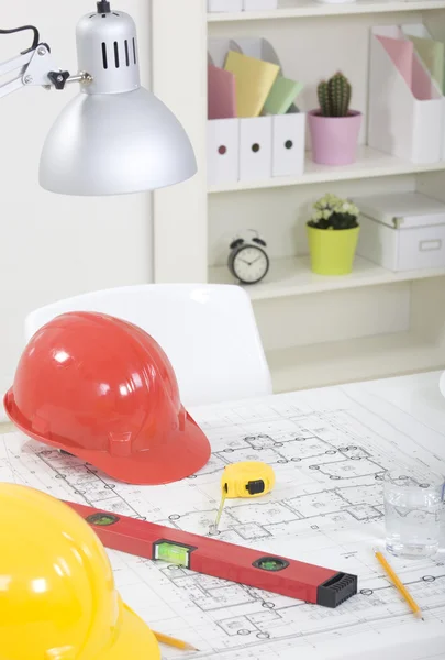 Gereedschap en papier met schetsen op tafel — Stockfoto