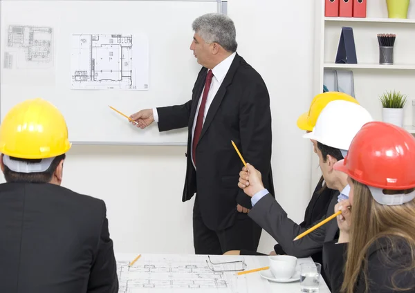 Arquitecto dando presentación a un grupo de pequeñas empresas . — Foto de Stock