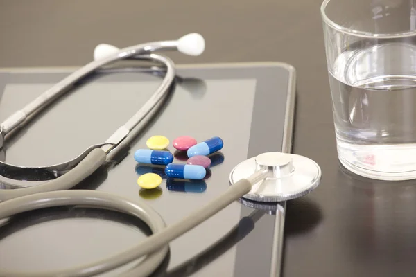 Doktor çalışma alanı ile dijital tablet ve stetoskop — Stok fotoğraf