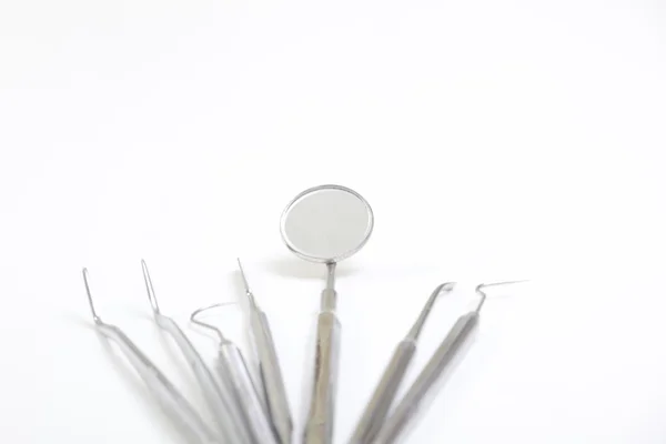 Комплект металлического медицинского оборудования для зубоврачебной помощи — стоковое фото
