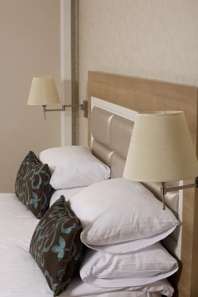 Král velké posteli v hotelovém pokoji luxusní — ストック写真