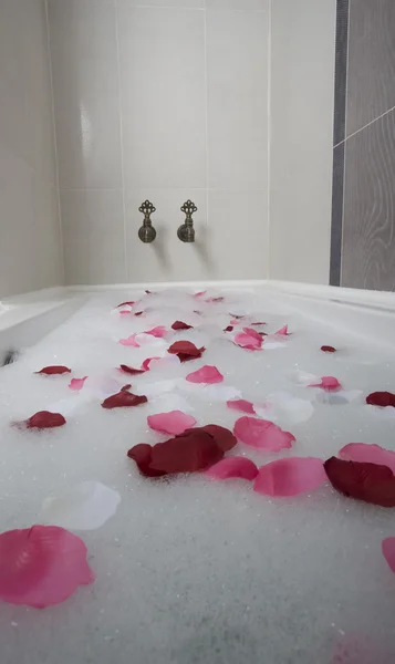 Bath water with rose petals — Stock Photo, Image