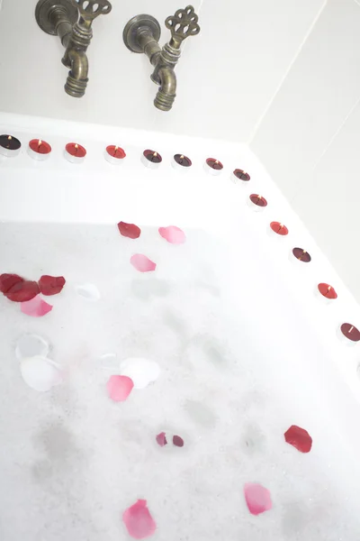Badewasser mit Rosenblättern — Stockfoto