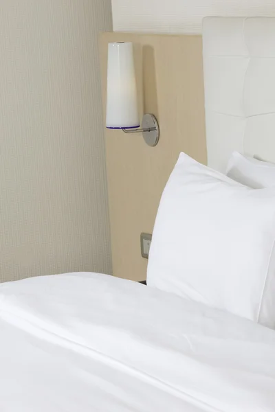 Cama king size en una habitación de hotel de lujo —  Fotos de Stock