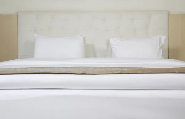 bir lüks otel odasında kral boy yatak