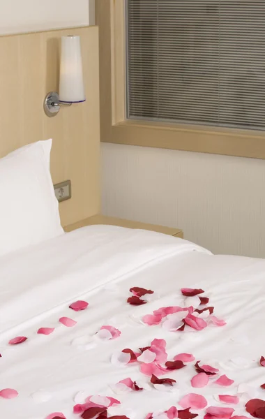 Hotelzimmer mit großem Bett und roten Blumen — Stockfoto