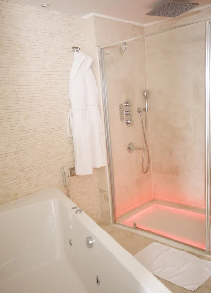 Luxusní moderní koupelnu suite — Stock fotografie