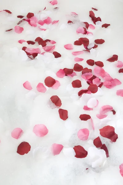 Bath water with rose petals — Stock Photo, Image