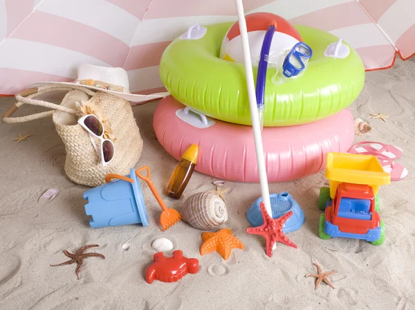 沙滩伞和所需用品的 trop 快乐假期 — 图库照片