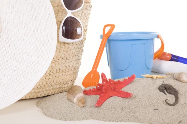 Saco de praia com brinquedos e óculos de sol para toda a família — Fotografia de Stock