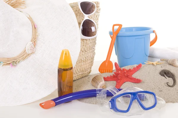 Saco de praia com brinquedos e óculos de sol para toda a família — Fotografia de Stock