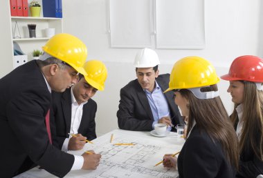 office inşaat projesi üzerinde çalışan mimarlar
