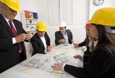 office inşaat projesi üzerinde çalışan mimarlar