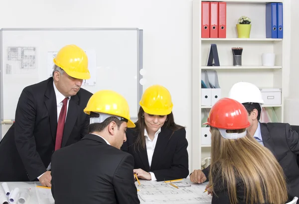 Architetti che lavorano in ufficio su progetti di costruzione — Foto Stock