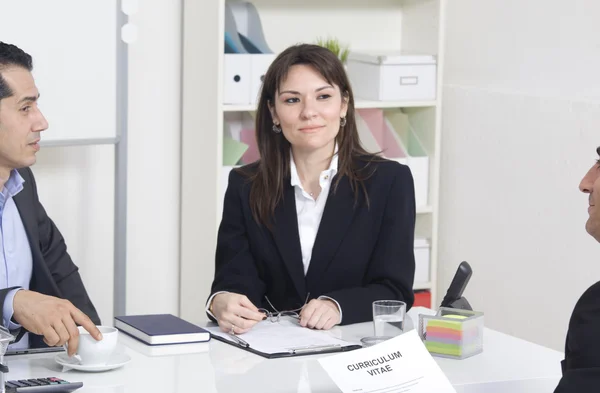 Hombre explicando acerca de su perfil a los gerentes de negocios en un trabajo i — Foto de Stock