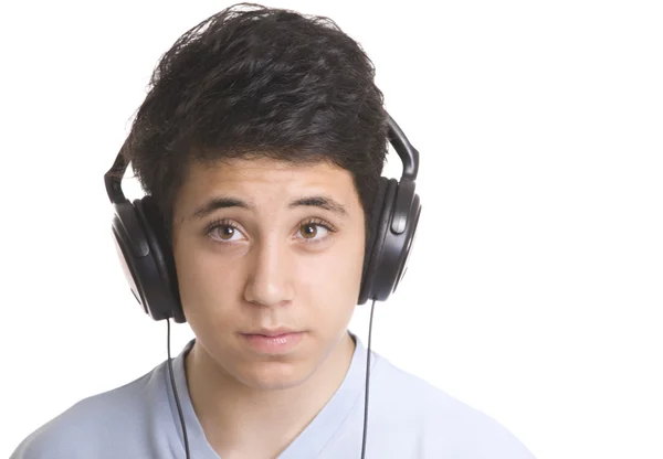 Porträt eines süßen Jungen, der über Kopfhörer Musik hört — Stockfoto