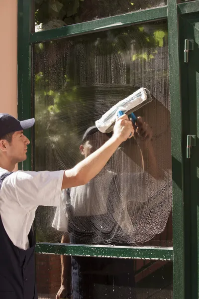 Limpeza de janelas — Fotografia de Stock