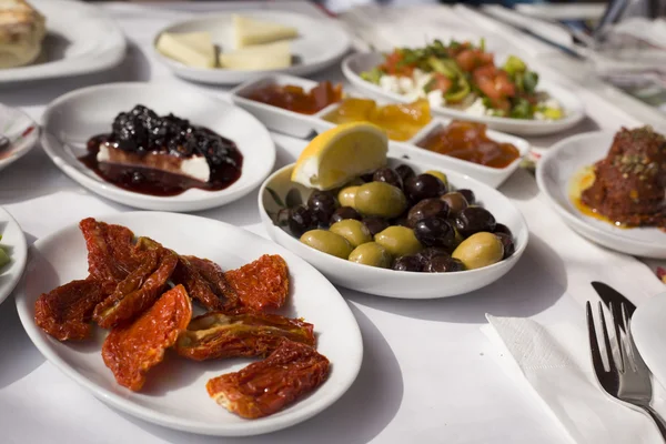 Proche des assiettes classiques turques pour le petit déjeuner — Photo