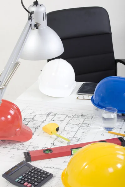 Hardhat e instrumentos de medição em planta — Fotografia de Stock