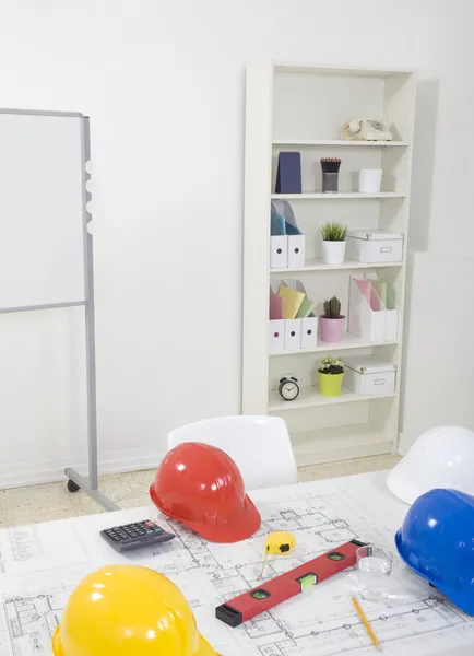 Hardhat e instrumentos de medição em planta — Fotografia de Stock