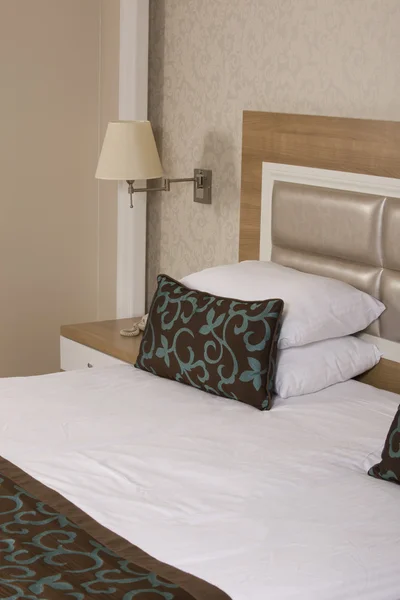 King sized bed in a luxury hotel room — Stock Photo, Image