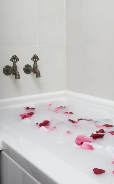 Bath water with rose petals — Stock Photo, Image