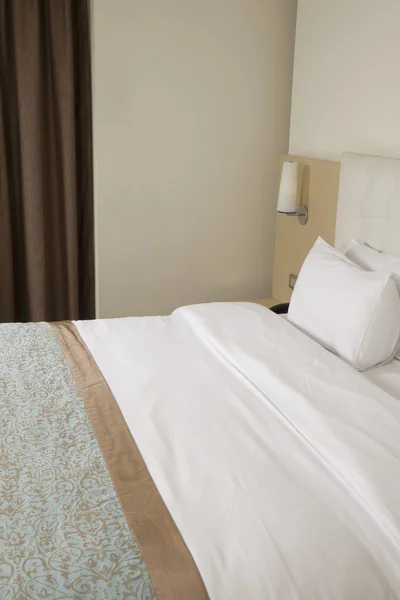 Cama king size em um quarto de hotel de luxo — Fotografia de Stock