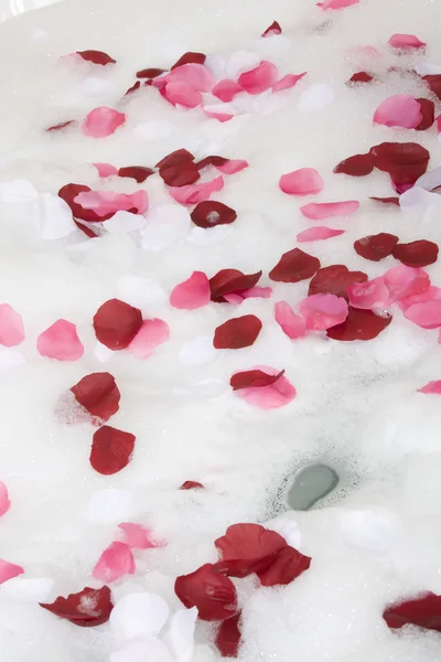 Bath water with rose petals — Stock Photo, Image