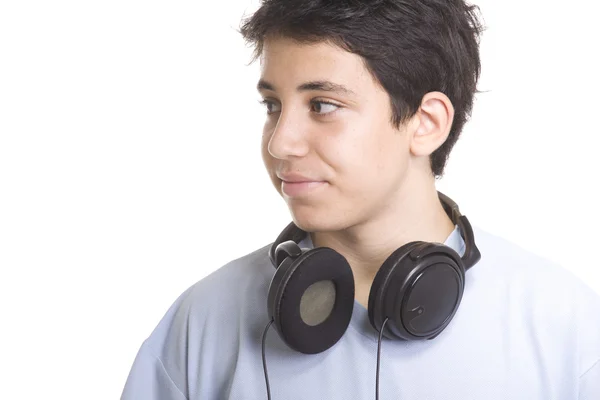 Porträt eines süßen Jungen, der über Kopfhörer Musik hört — Stockfoto