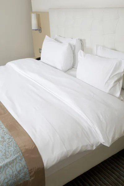 King sized bed in a luxury hotel room — Stock Photo, Image