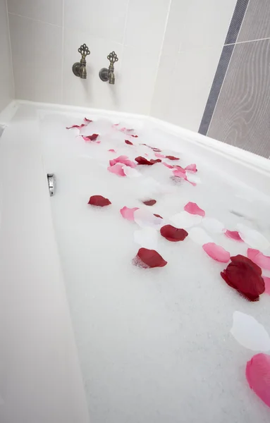 Banyo suyuna gül yaprakları ile — Stok fotoğraf